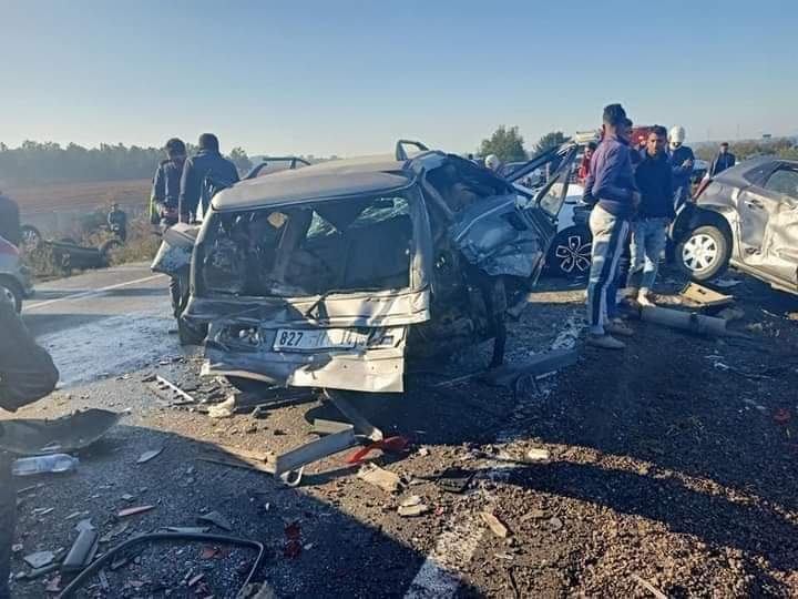 أغرب حادثة في الطريق السيار بين القنيطرة والرباط اثر اصطدام حوالي 20 سيارة