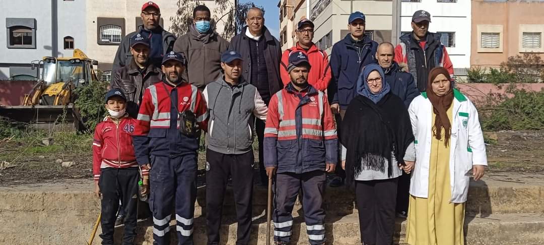 مؤسسة المغرب العربي بشراكة مع مجلس القنيطرة تنظم حملة للنظافة بالمؤسسة