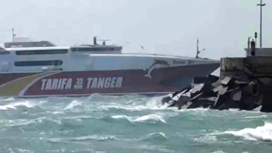 بسبب العواصف القوية تم إلغاء الرحلات البحرية بين ميناء طنجة وميناء طريفة