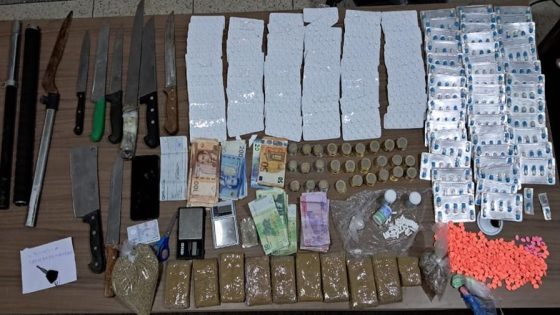 وجدة: توقيف مروج مخدرات وحجز أكثر من 2000 قرص مهلوس وكميات من الكوكايين والشيرا